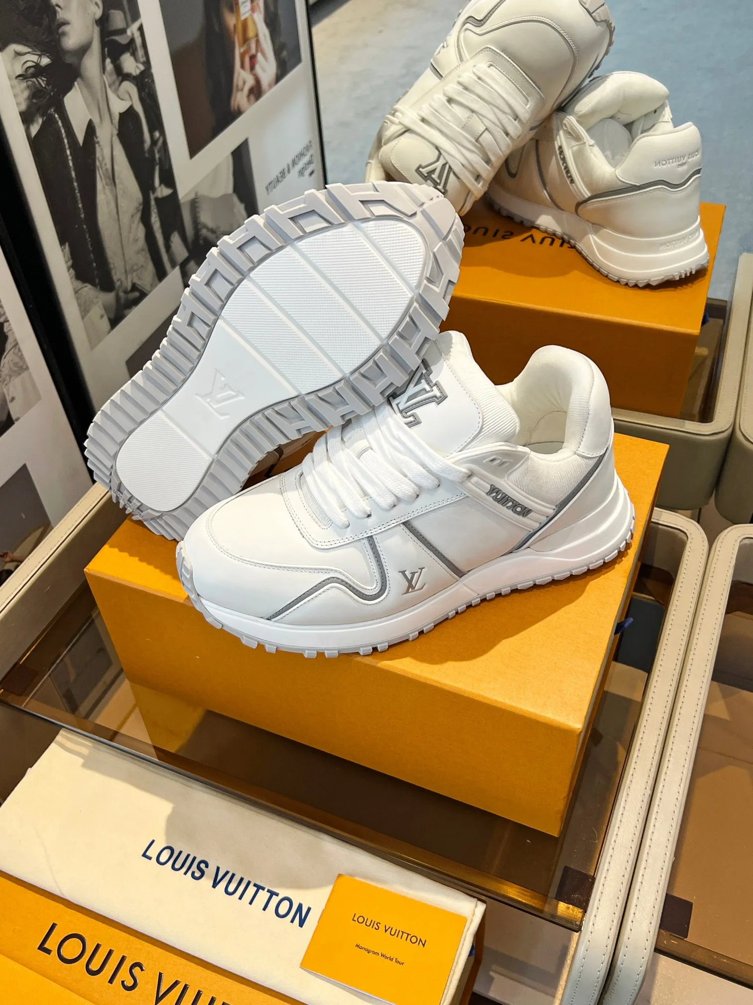 👟👟Ex-factory price 720👟👟 .LV Louis Vuitton's latest model, Phat Ding couple's thick-soled casual sneakers, original 1:1 production. Exquisite packaging at the counter [Celebration] ▪️Fabric: Original customized imported first-layer cowhide ▪️Inner lining: Customized breathable mesh ▪️Outsole: Original open-molded TPU combination outsole ▪️Sole thickness: 3.5CM ▪️Size: Women's 35-42/ Men's 39-46